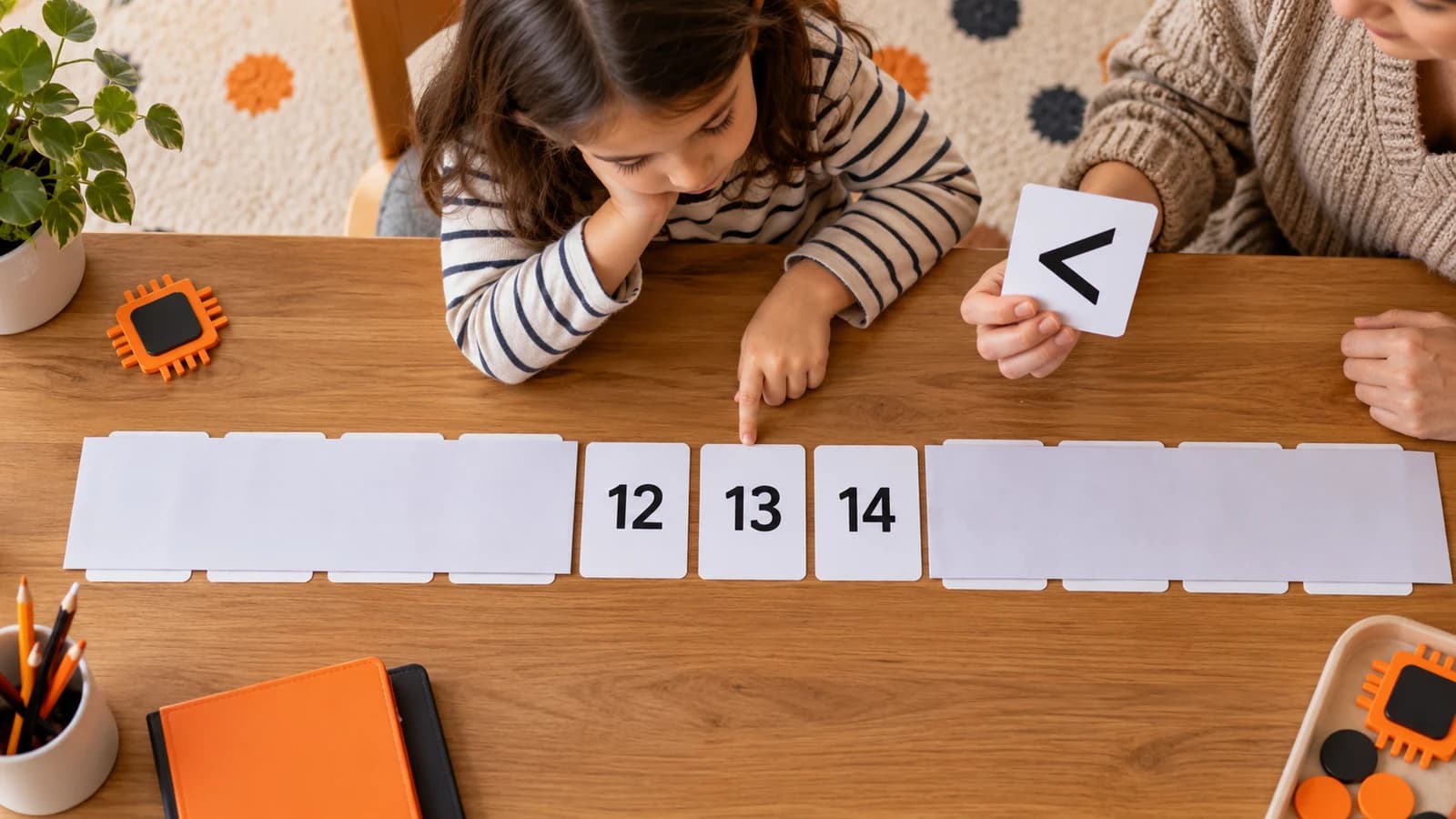 Çocuğun iki yanı kâğıtla kapatılmış sayı dizisinde 12, 13 ve 14 kartlarını yetişkinin karşılaştırma simgesiyle incelediği temsili arama oyunu.
